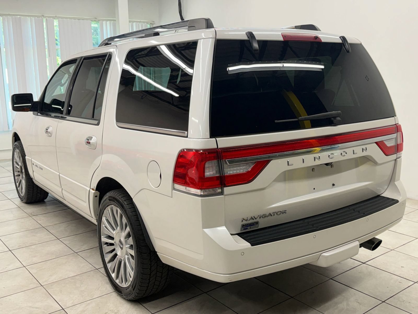 Used 2017 Lincoln Navigator Select AWD/4WD image 7