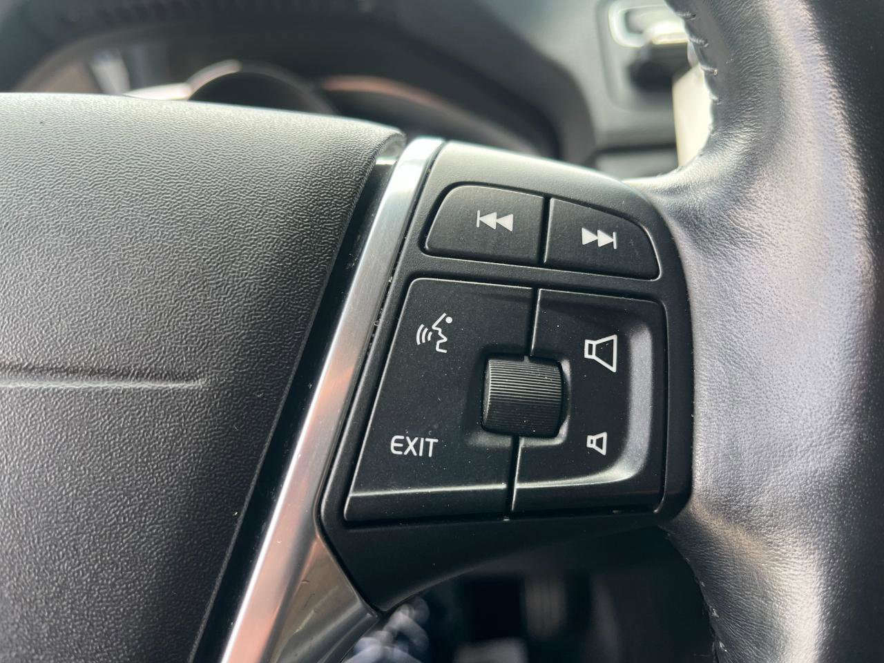 Used 2015 Volvo XC70 T6 w/ Proximity Package AWD/4WD image 26