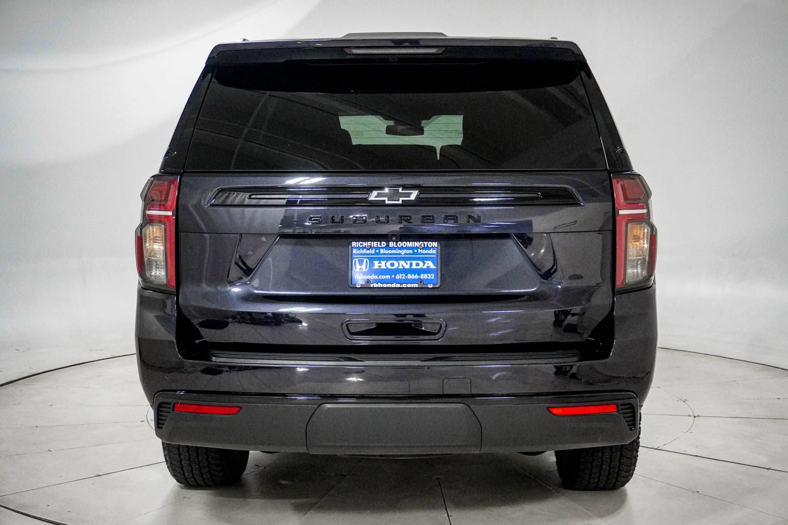Used 2024 Chevrolet Suburban Z71 w/ Luxury Package AWD/4WD image 6