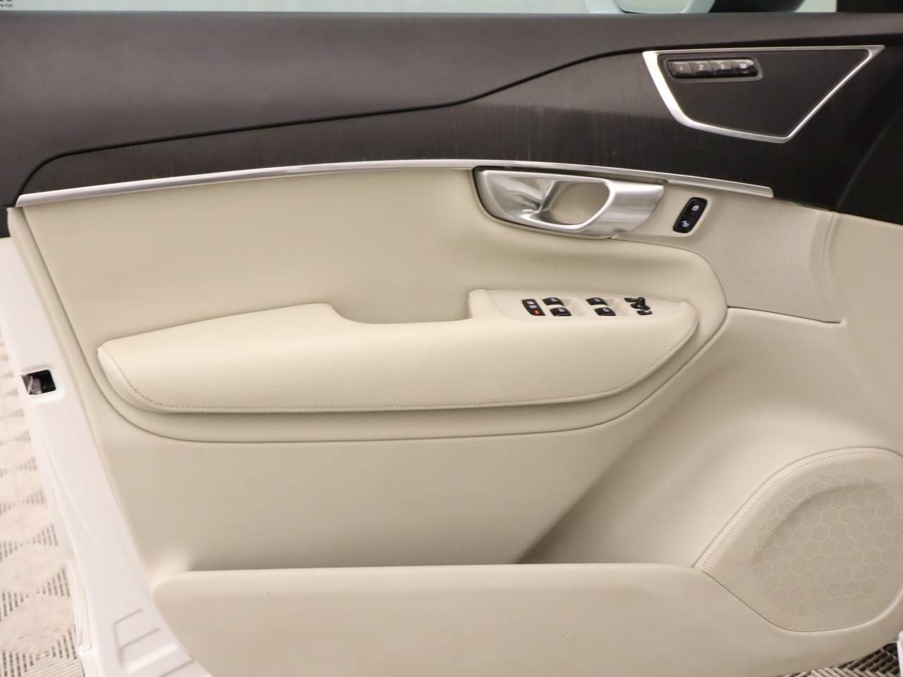 Used 2020 Volvo XC90 T6 Momentum w/ Protection Package Premier AWD/4WD image 17