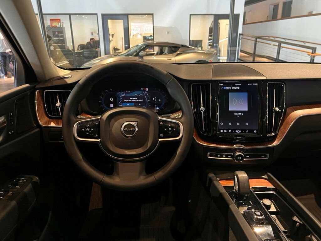 Used 2023 Volvo XC60 B5 Plus image 18