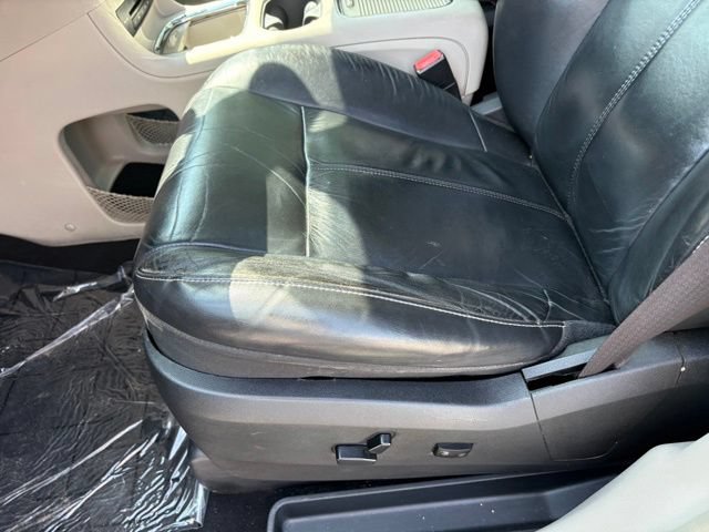 Used 2015 Chrysler Town & Country Limited Platinum FWD image 27