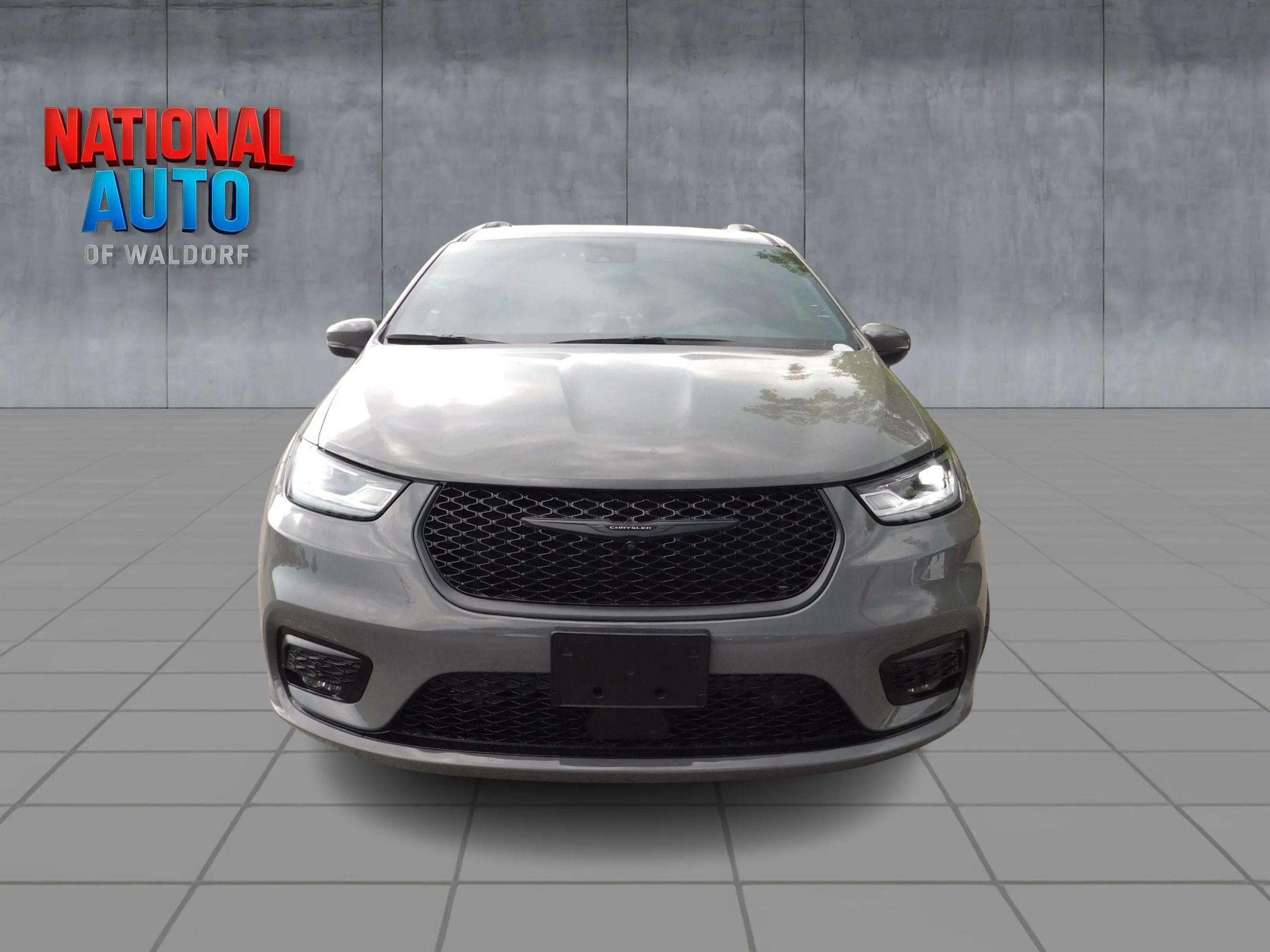 Used 2023 Chrysler Pacifica Touring-L w/ Uconnect Theater Family Group FWD image 3