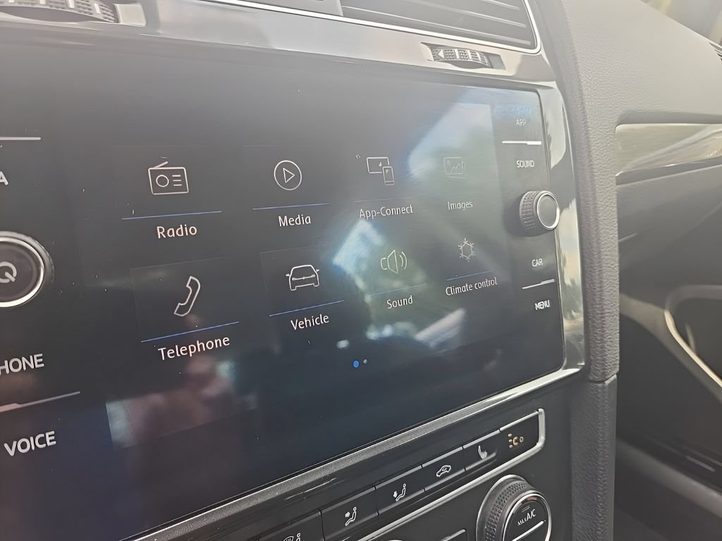 Used 2018 Volkswagen e-Golf SEL FWD image 32