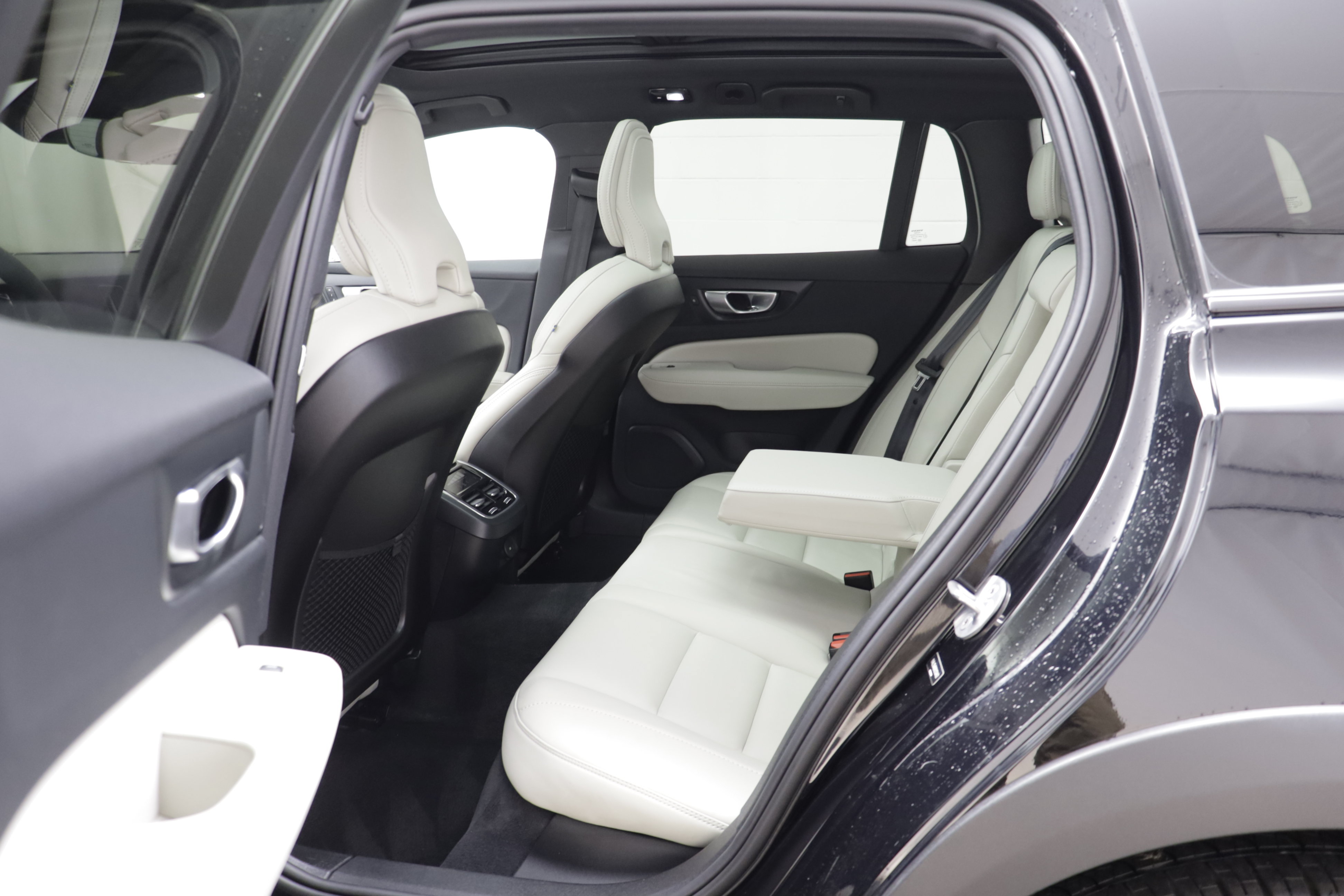 Used 2024 Volvo V60 B5 Cross Country Ultimate w/ Protection Package Premier AWD/4WD image 14