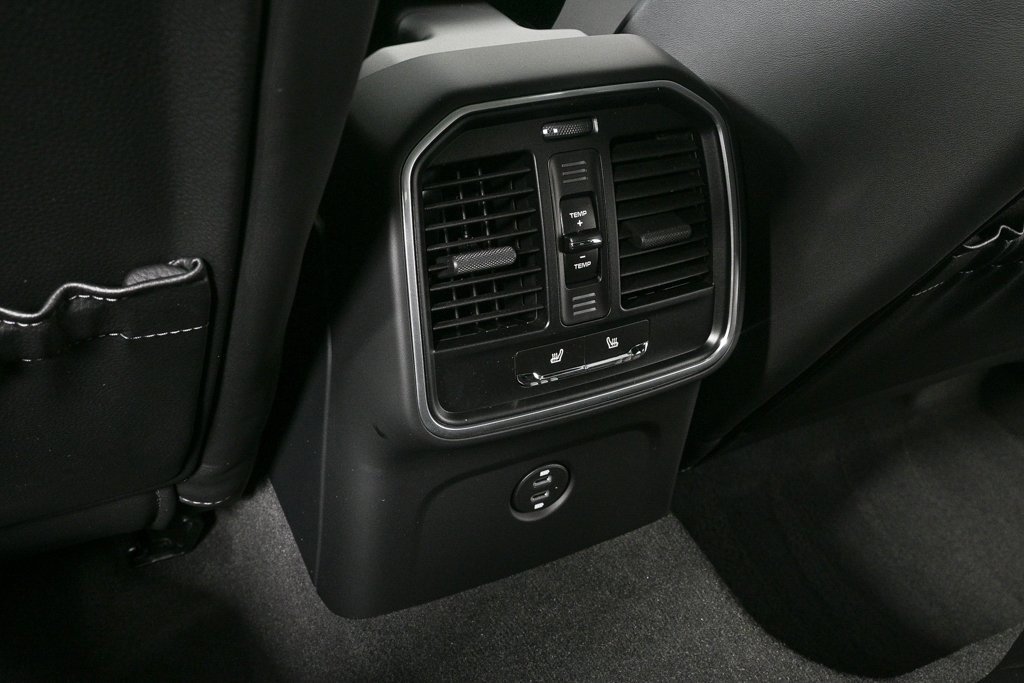 Certified 2025 Porsche Macan image 20