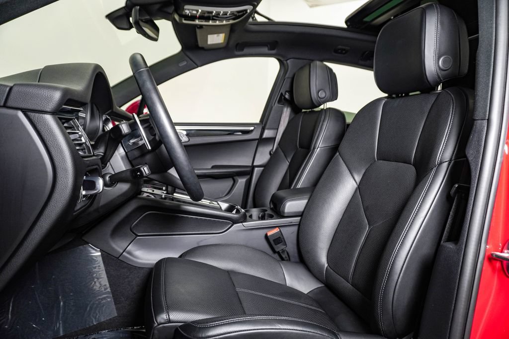 Certified 2026 Porsche Macan AWD/4WD image 5