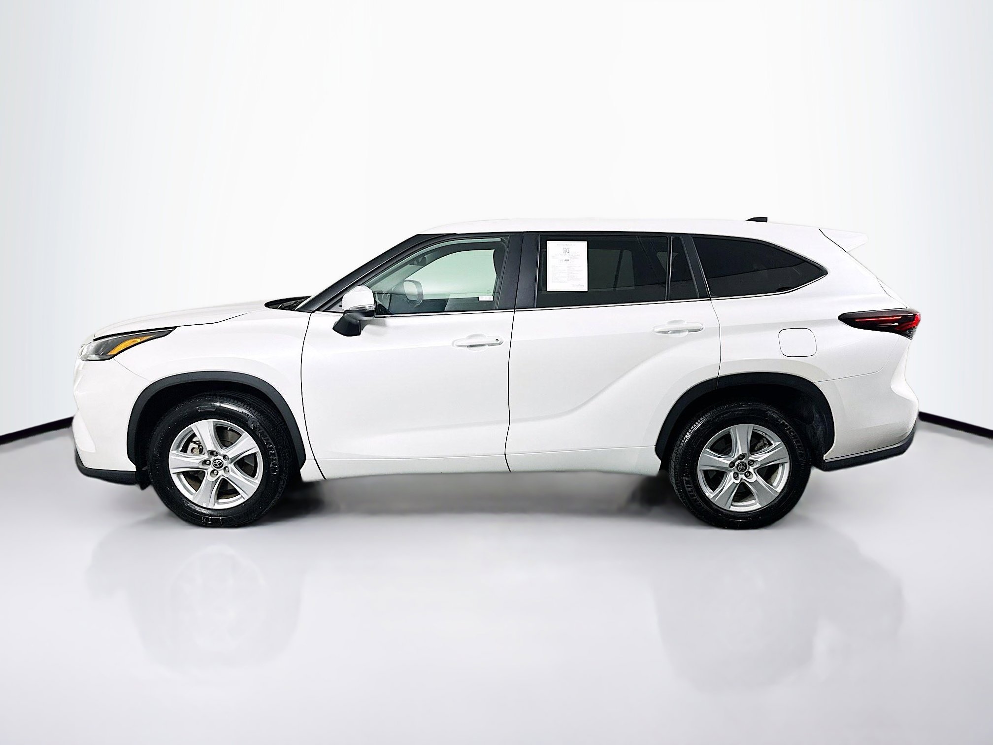 Used 2024 Toyota Highlander LE image 4