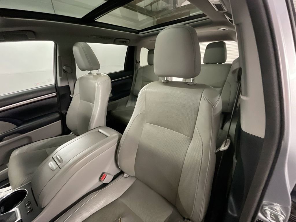 Used 2014 Toyota Highlander Limited Platinum image 19