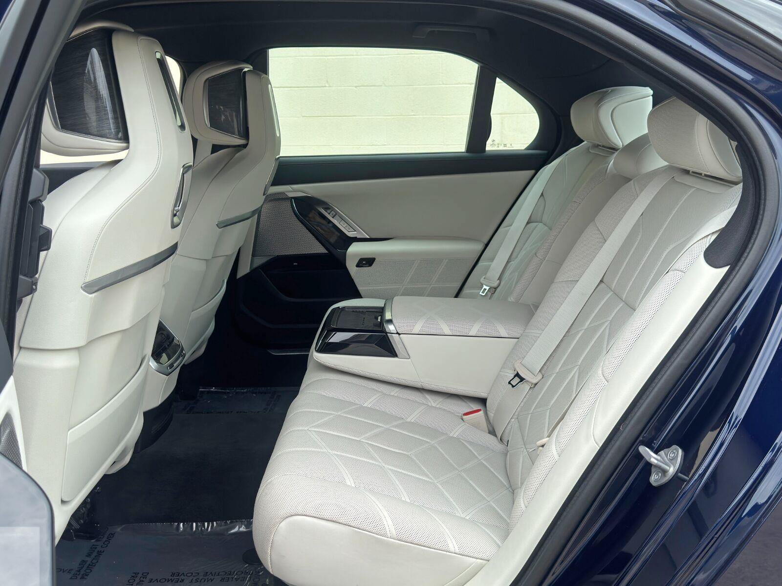 Used 2023 BMW i7 xDrive60 AWD/4WD image 56