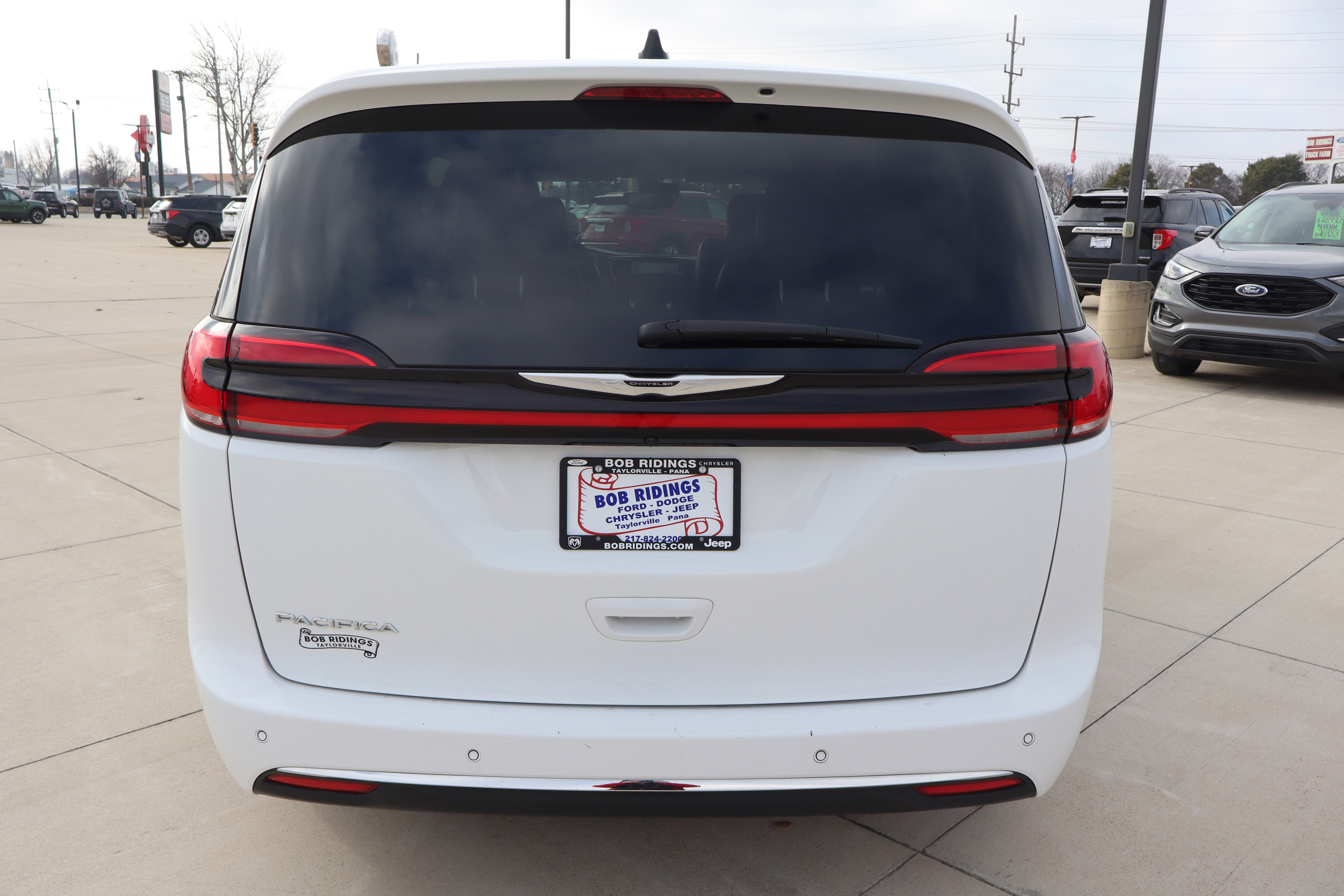 Used 2024 Chrysler Pacifica Touring-L image 7