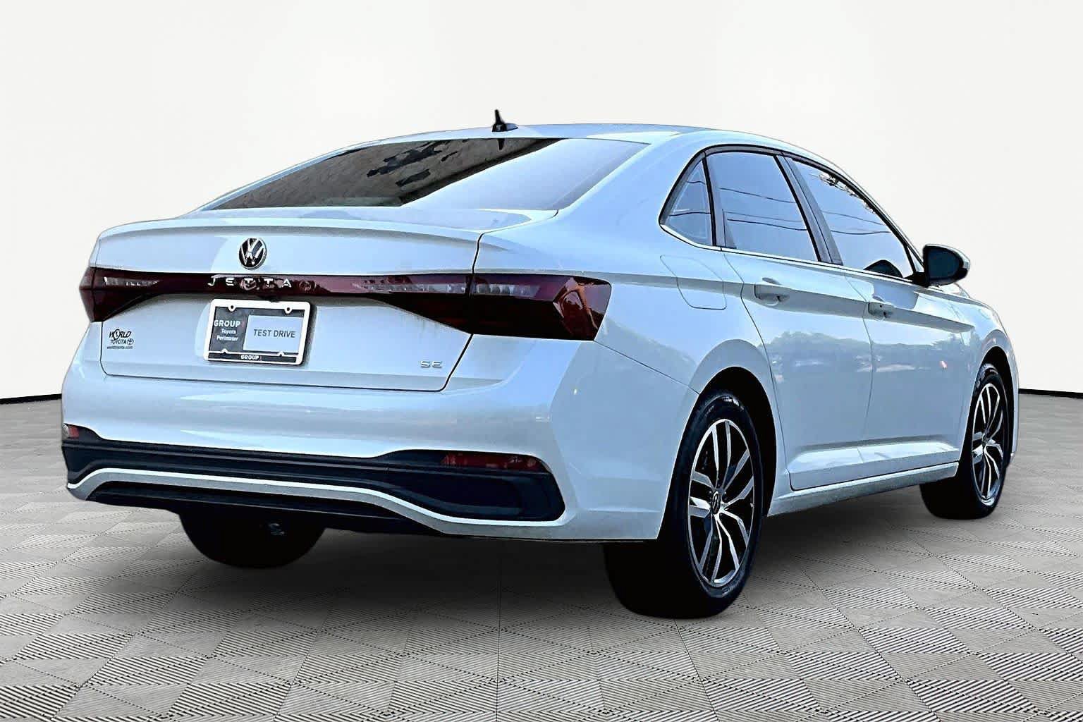 Used 2025 Volkswagen Jetta SE FWD image 12