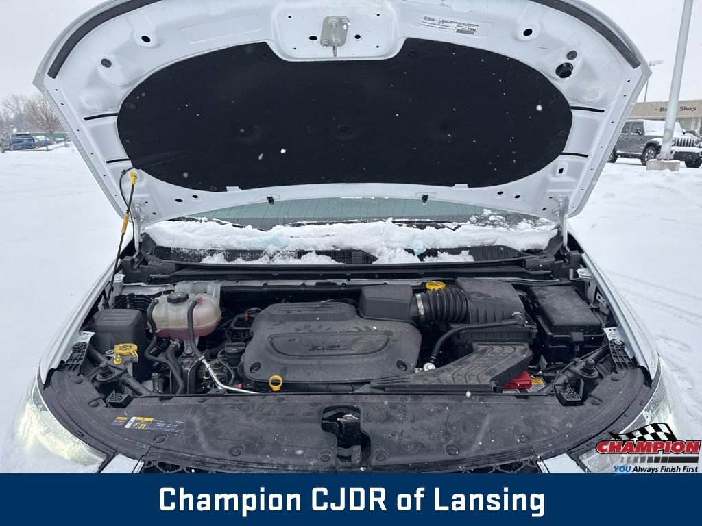 Used 2025 Chrysler Pacifica Select image 9