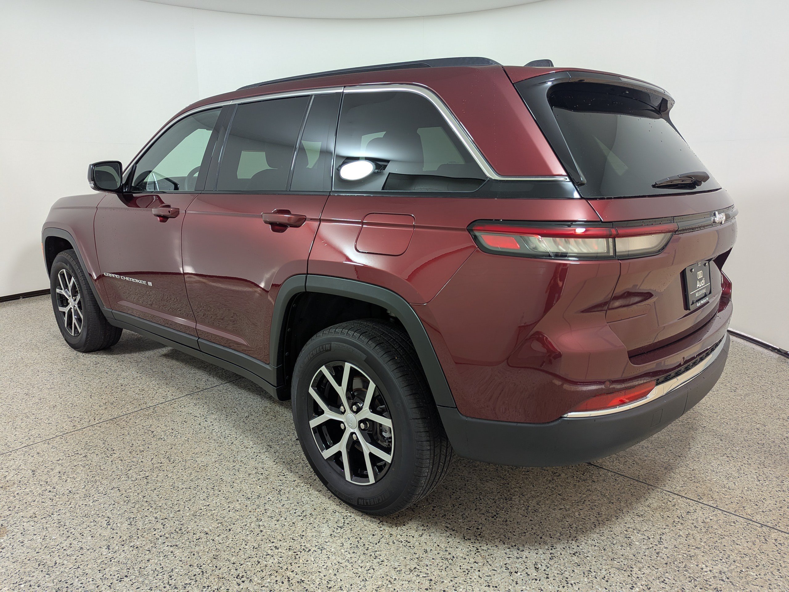 Used 2025 Jeep Grand Cherokee Limited w/ Trailer Tow Package RWD image 5