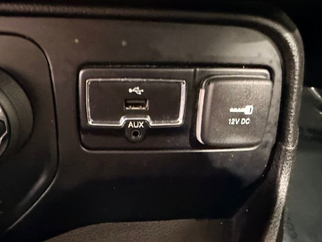 Used 2017 Jeep Renegade Latitude image 40