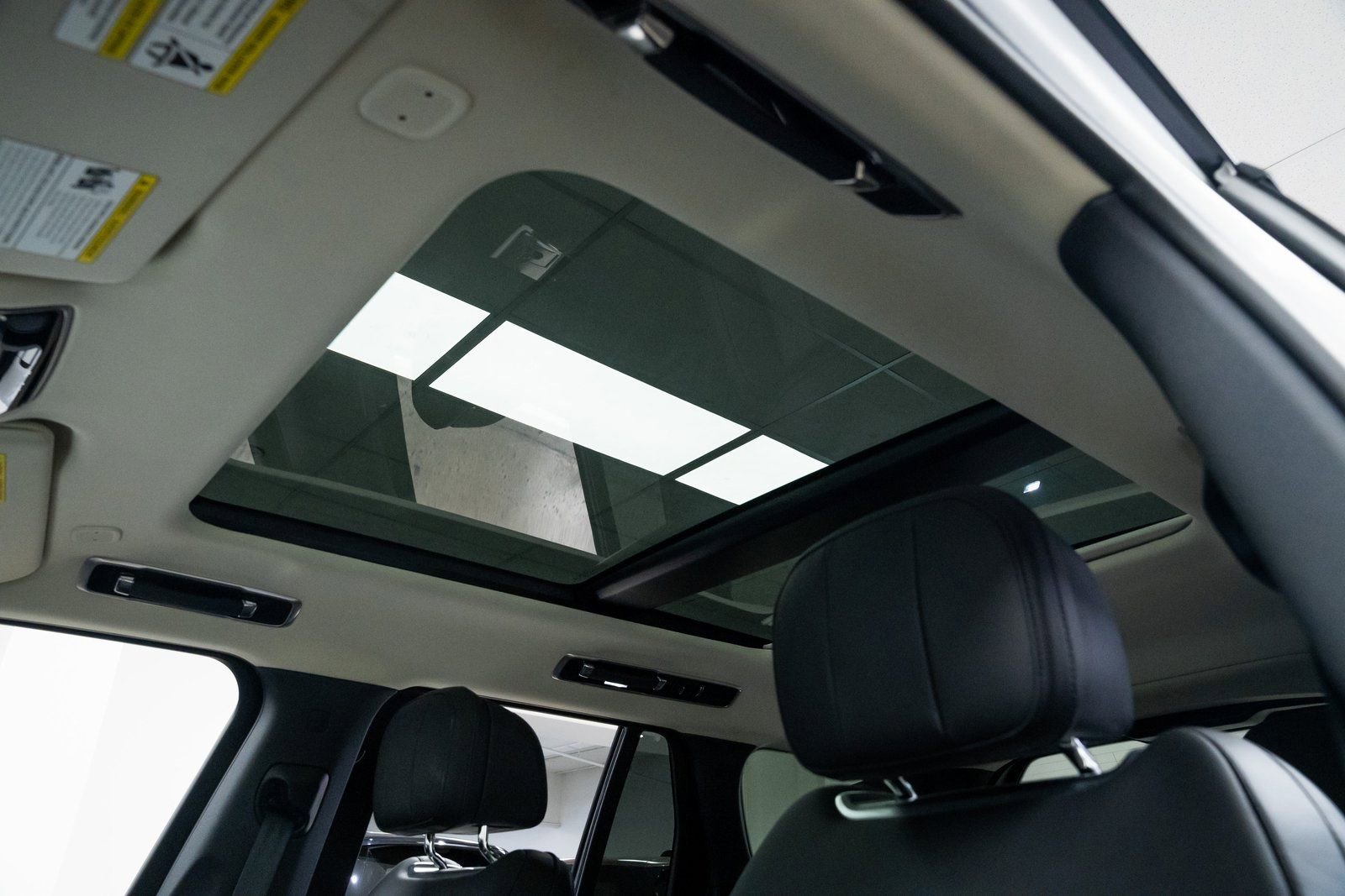 Used 2025 Land Rover Range Rover SE image 15