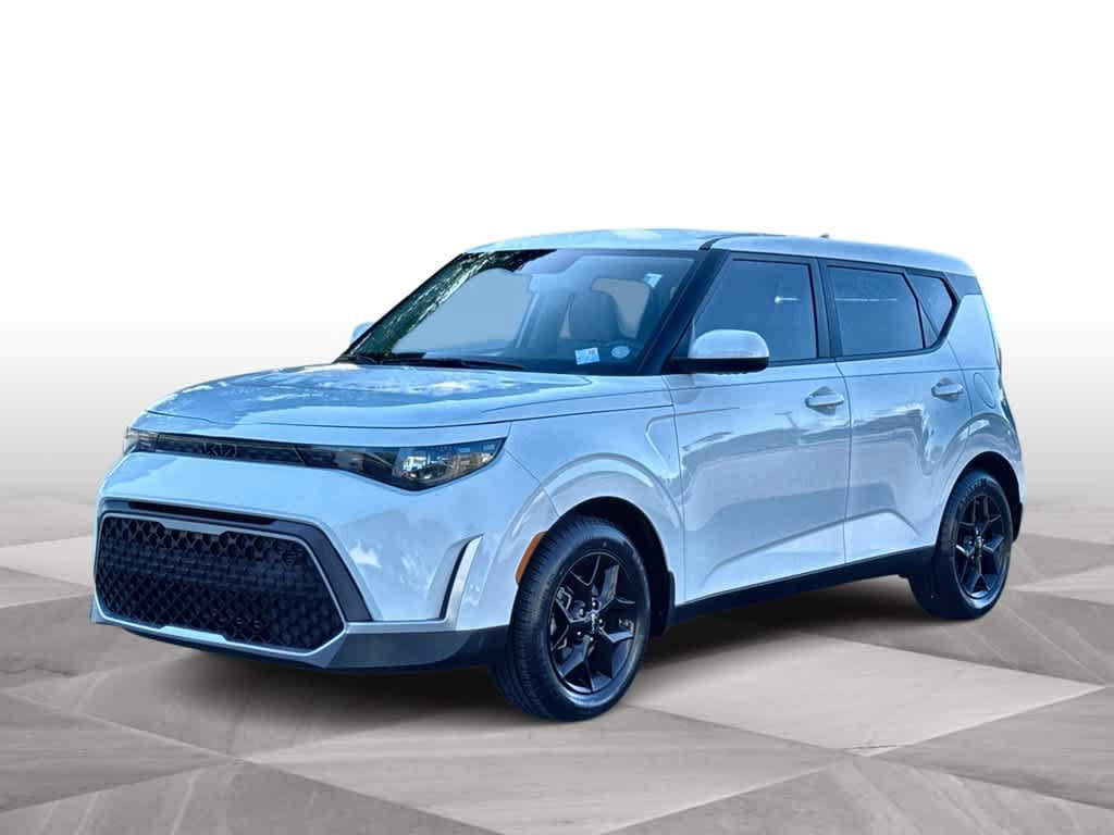 Used 2023 Kia Soul LX w/ Option Group 015 FWD image 4