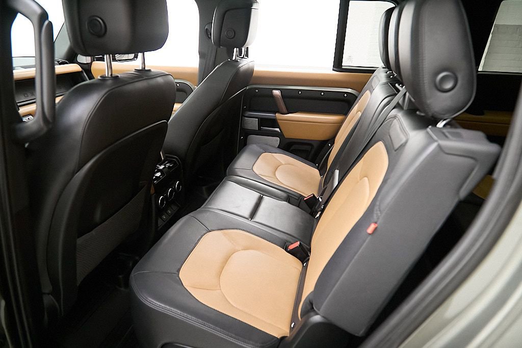 Used 2024 Land Rover Defender 130 X-Dynamic SE image 31