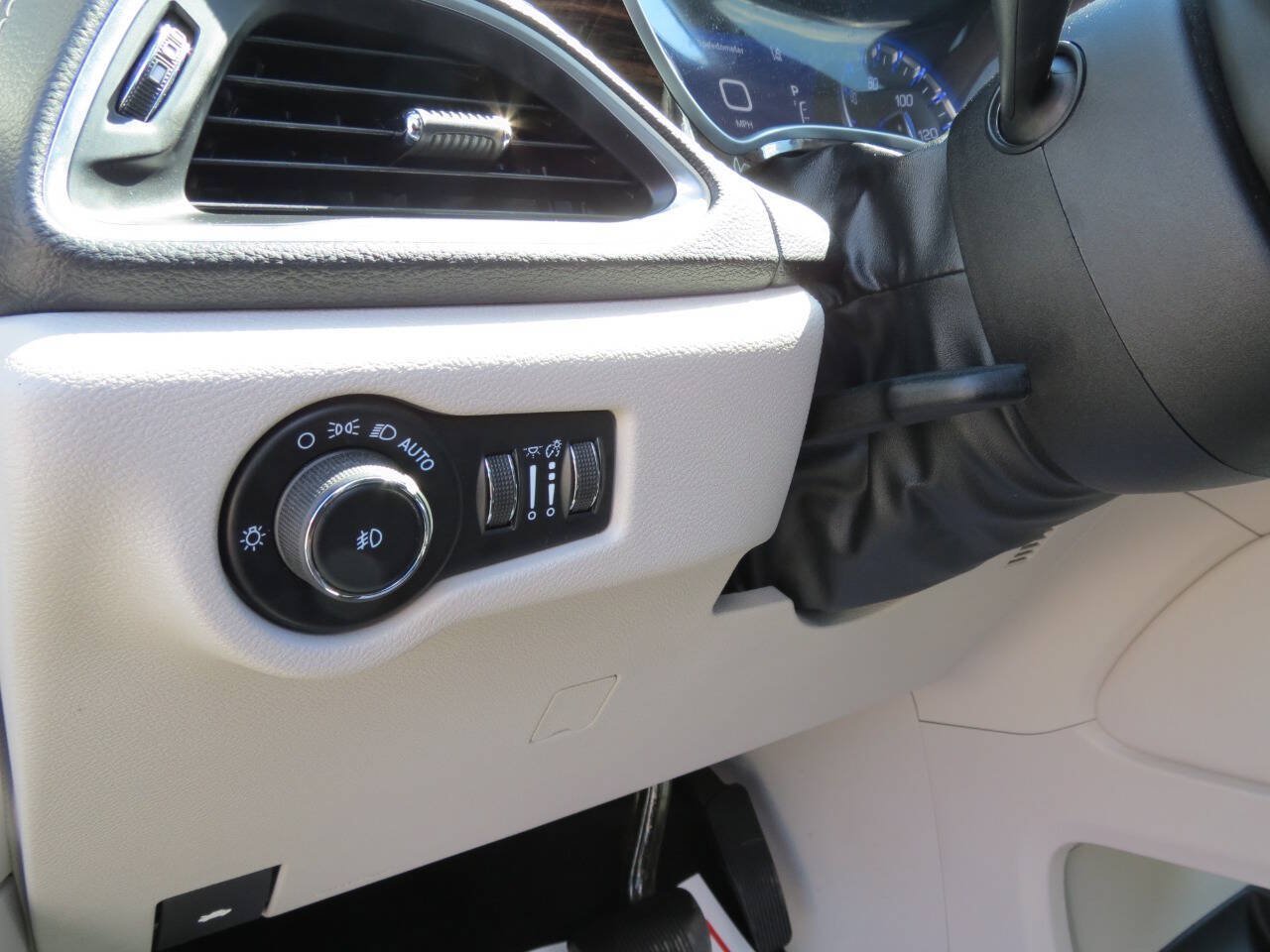 Used 2024 Chrysler Pacifica Limited w/ Trailer Tow Group FWD image 11