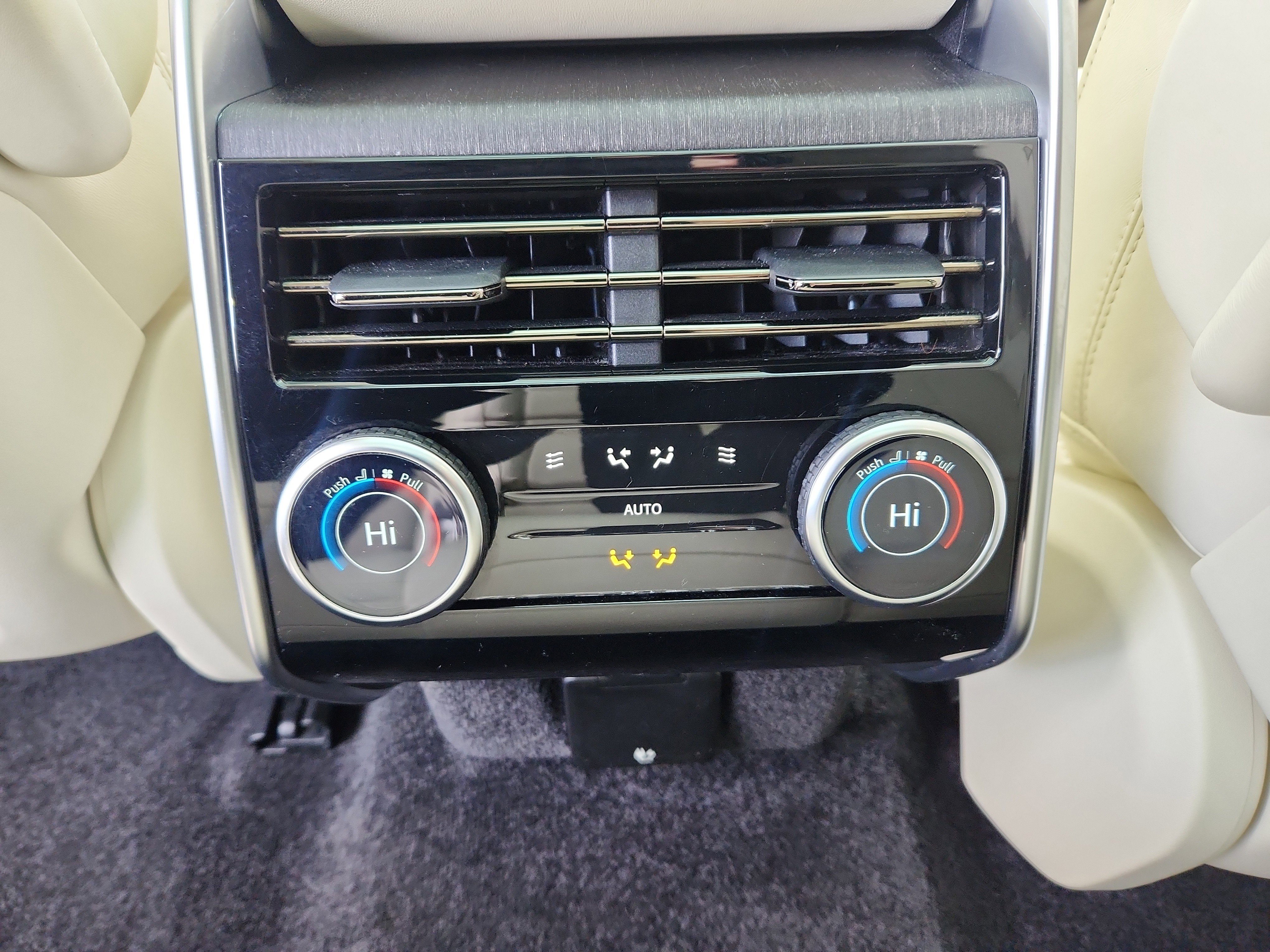 Used 2023 Land Rover Range Rover Long Wheelbase SE image 27