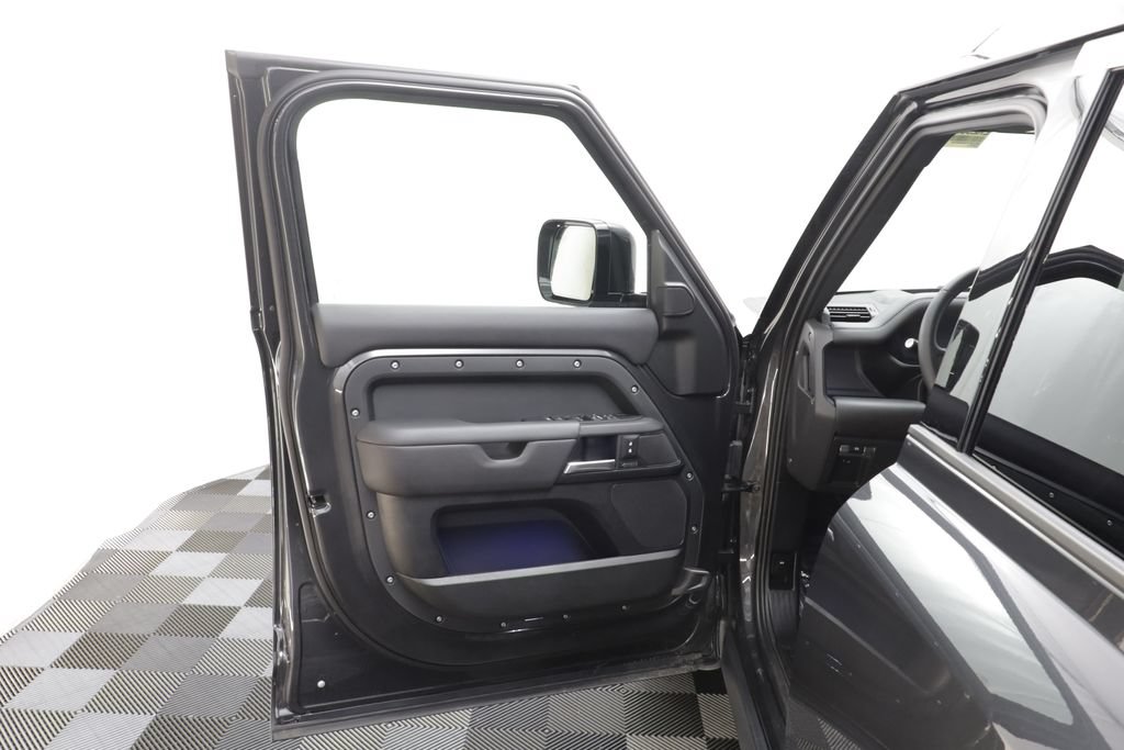 Certified 2025 Land Rover Defender 110 X-Dynamic SE AWD/4WD image 5