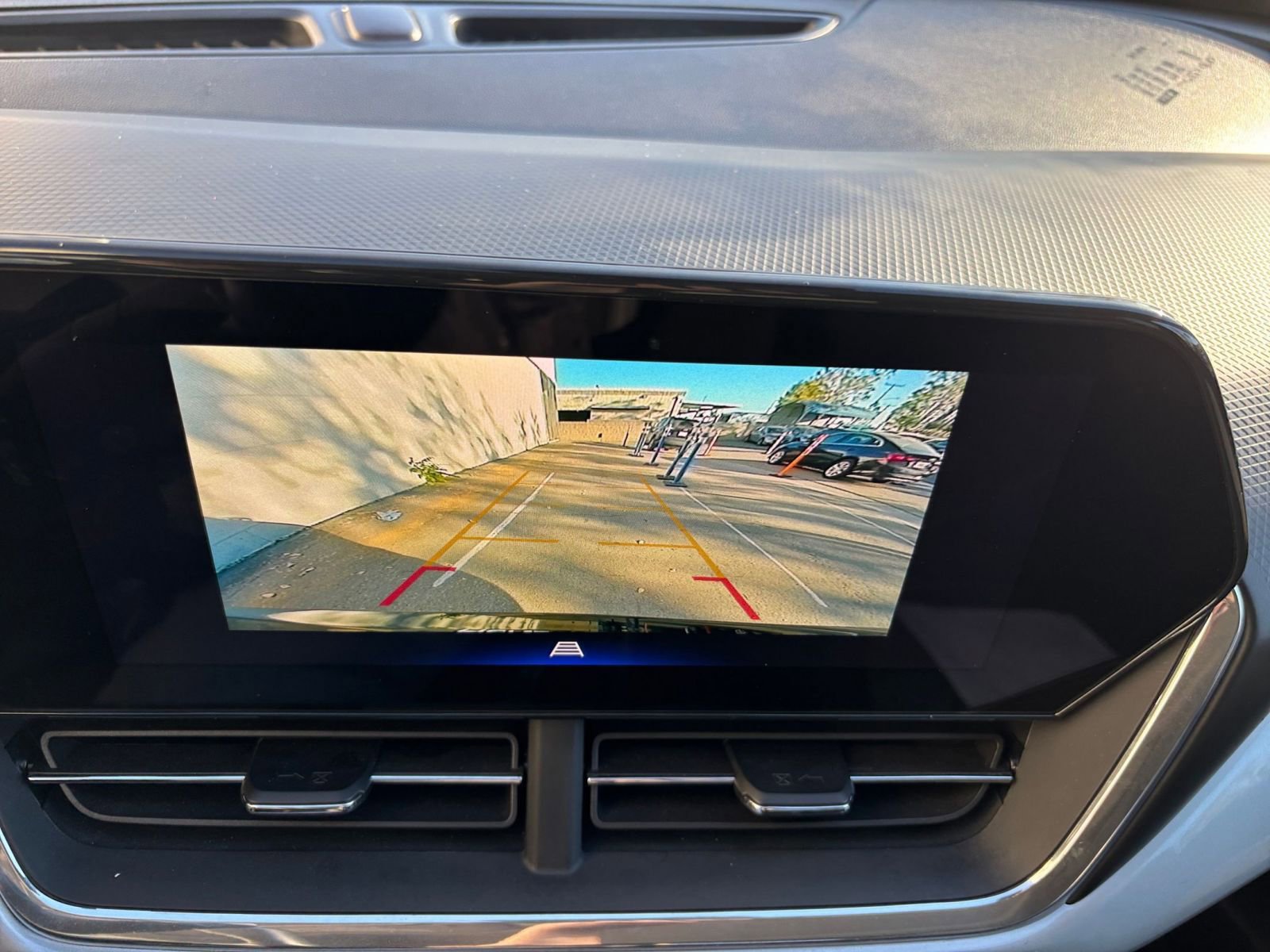 Used 2025 Chevrolet Trax LT w/ LT Convenience Package image 17