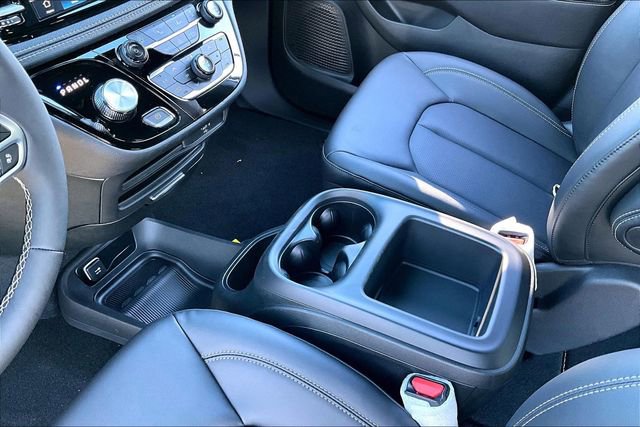 New 2026 Chrysler Pacifica Select image 9