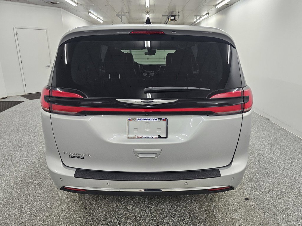 Used 2024 Chrysler Pacifica Touring-L FWD image 6