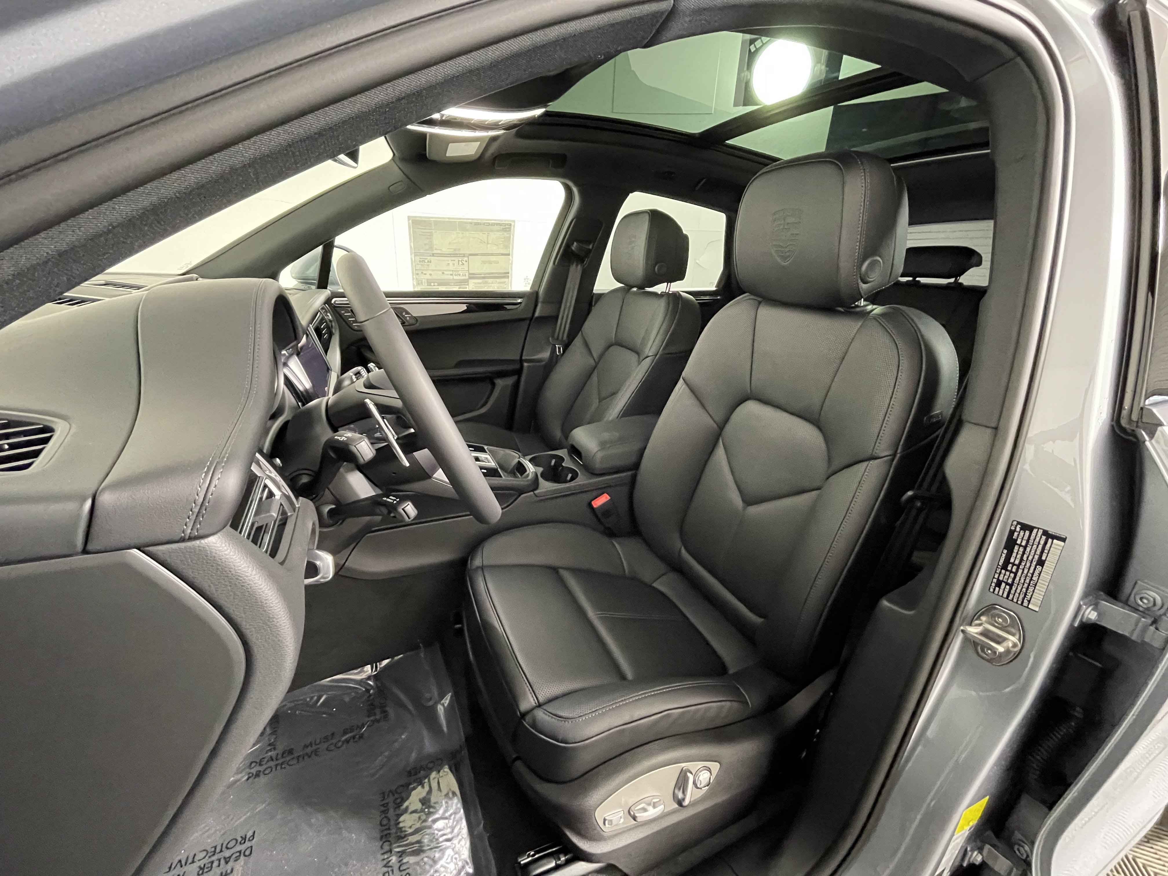 Certified 2026 Porsche Macan AWD/4WD image 5
