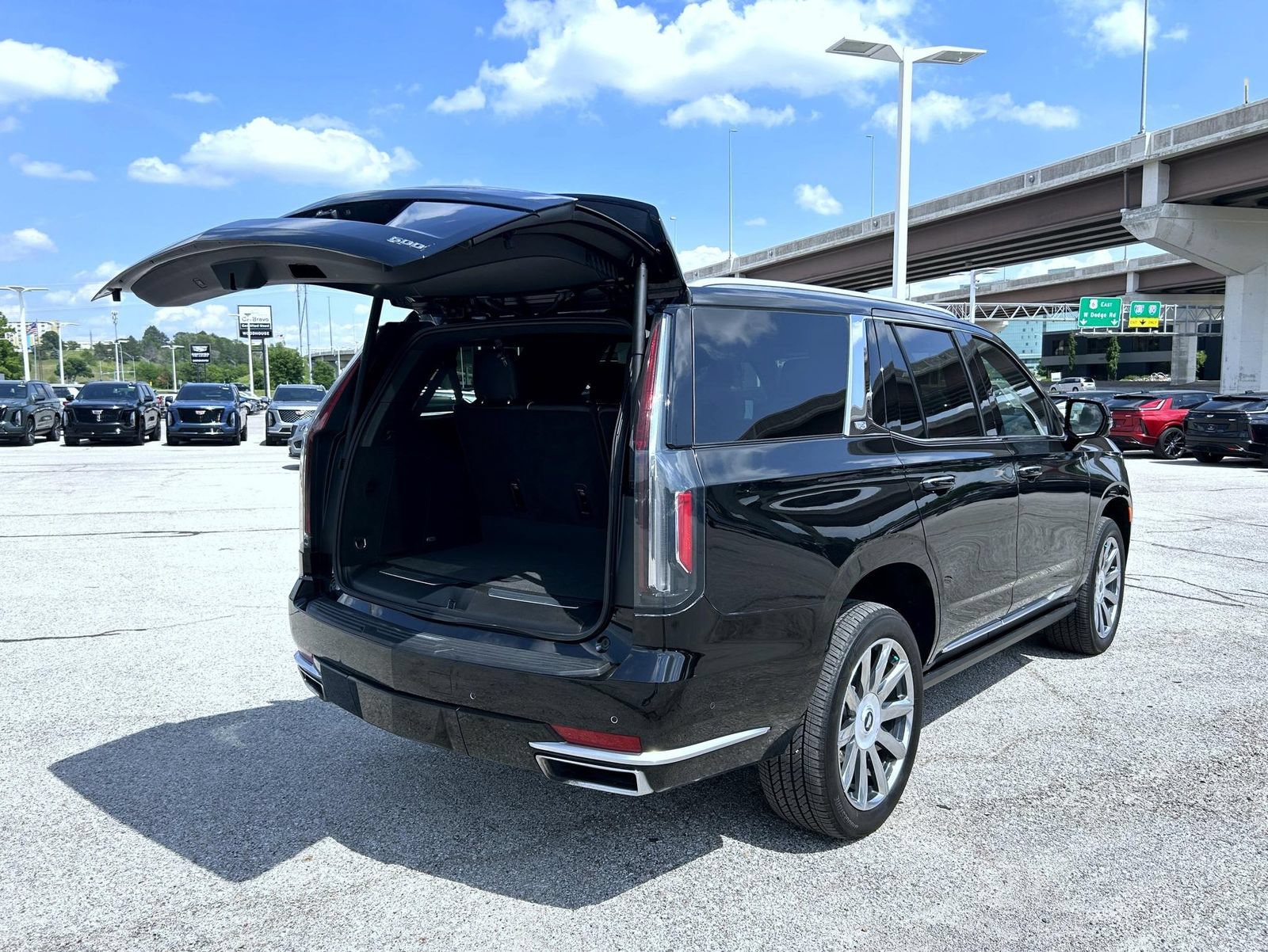 Certified 2024 Cadillac Escalade Premium Luxury Platinum w/ Heavy-Duty Trailer Package AWD/4WD image 30