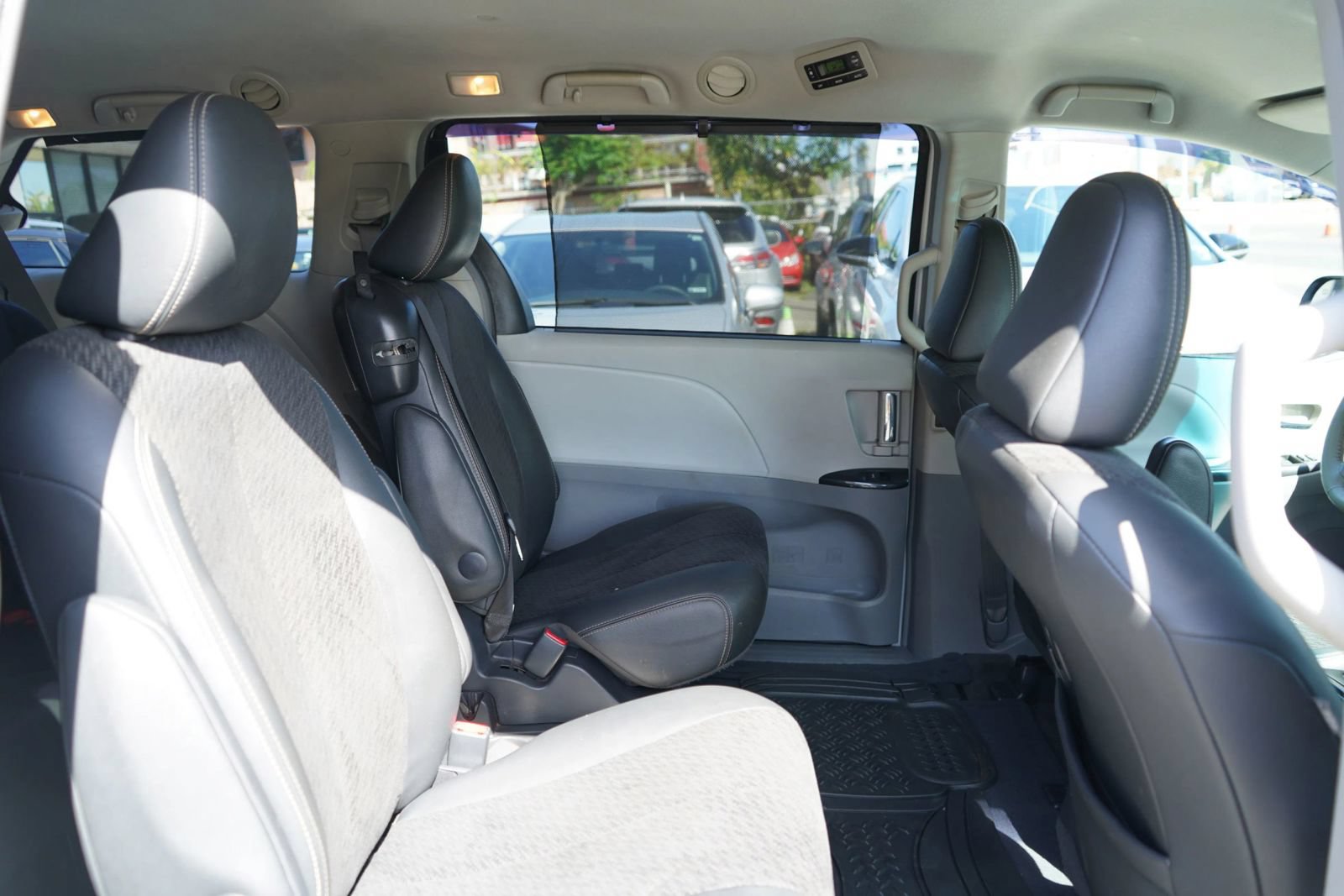 Used 2014 Toyota Sienna SE FWD image 20
