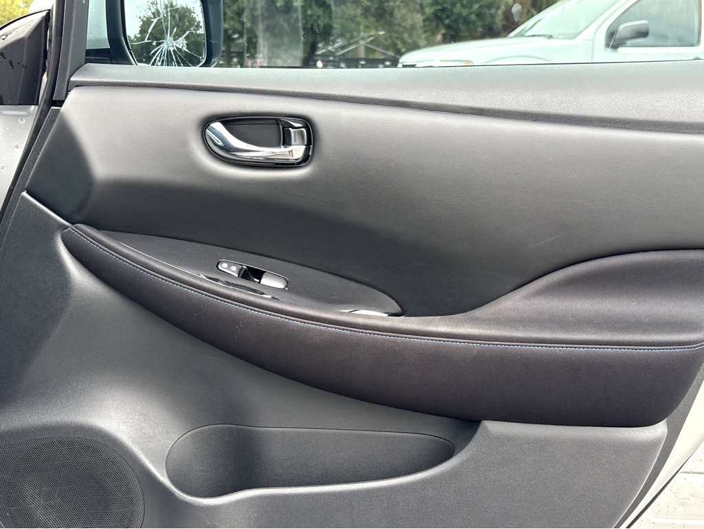 Used 2021 Nissan Leaf SV w/ SV Technology Package image 10