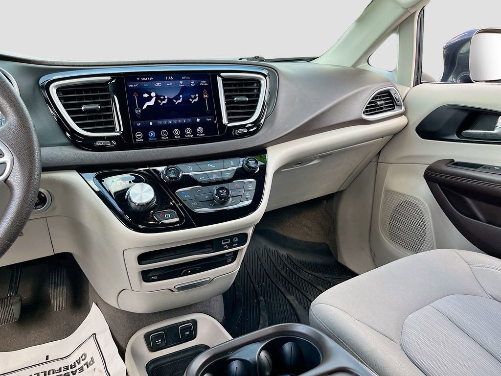 Certified 2020 Chrysler Pacifica Touring image 21