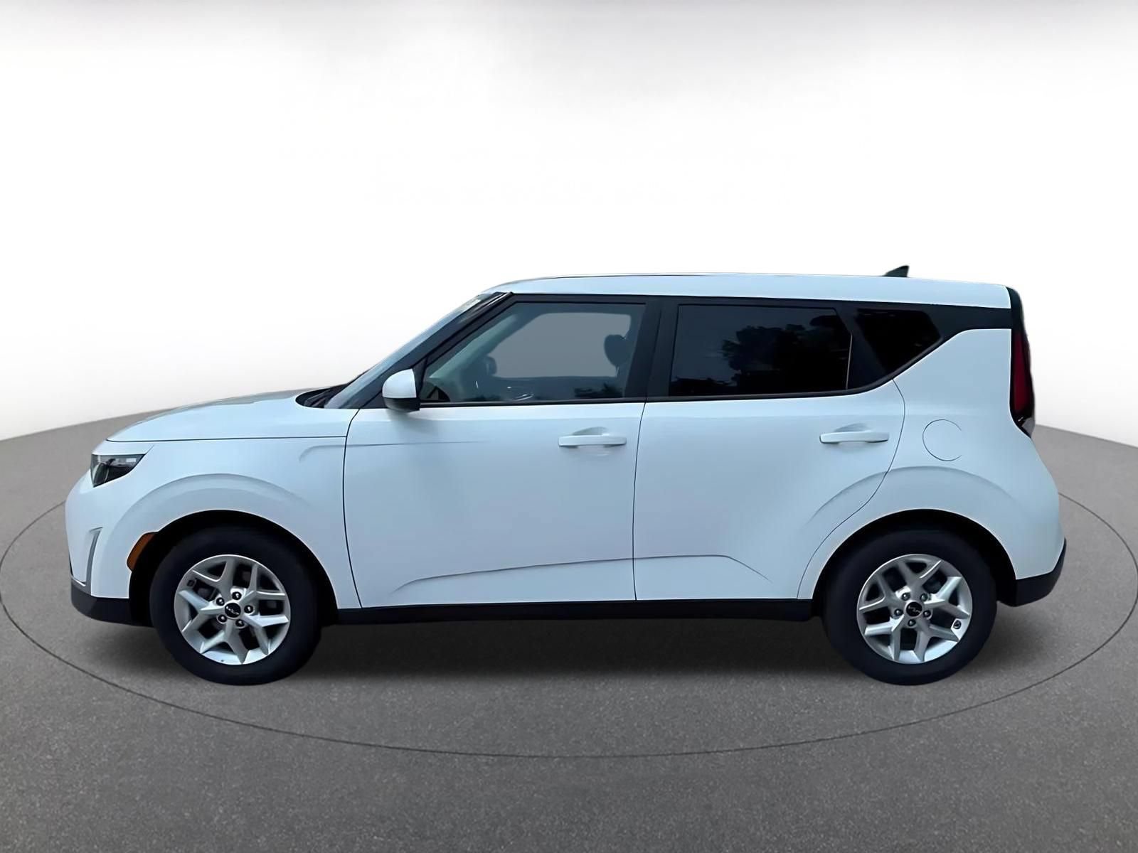 Used 2025 Kia Soul LX w/ LX Technology Package FWD image 9