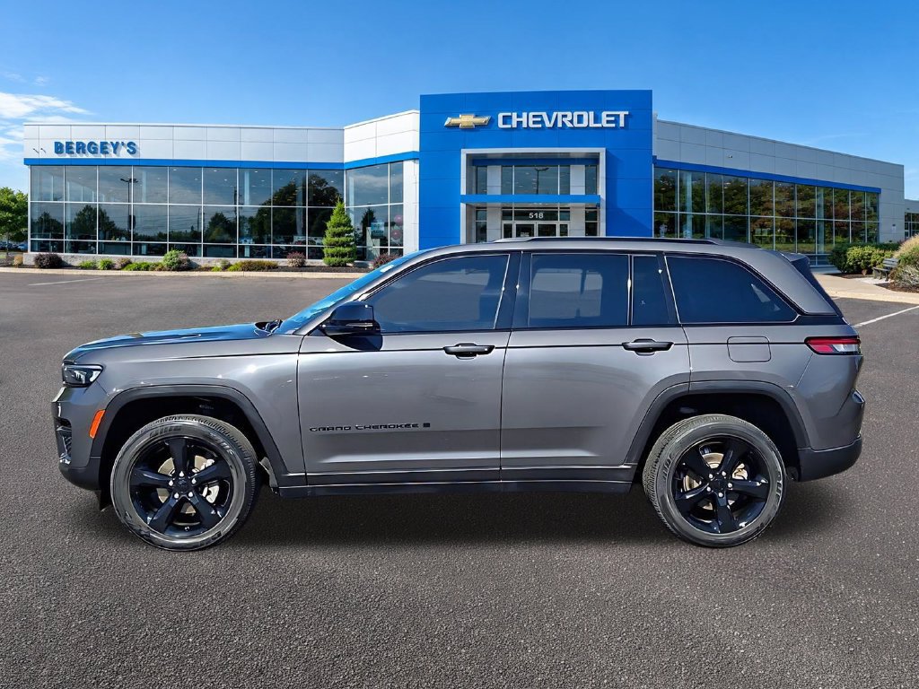 Used 2024 Jeep Grand Cherokee Altitude AWD/4WD image 9