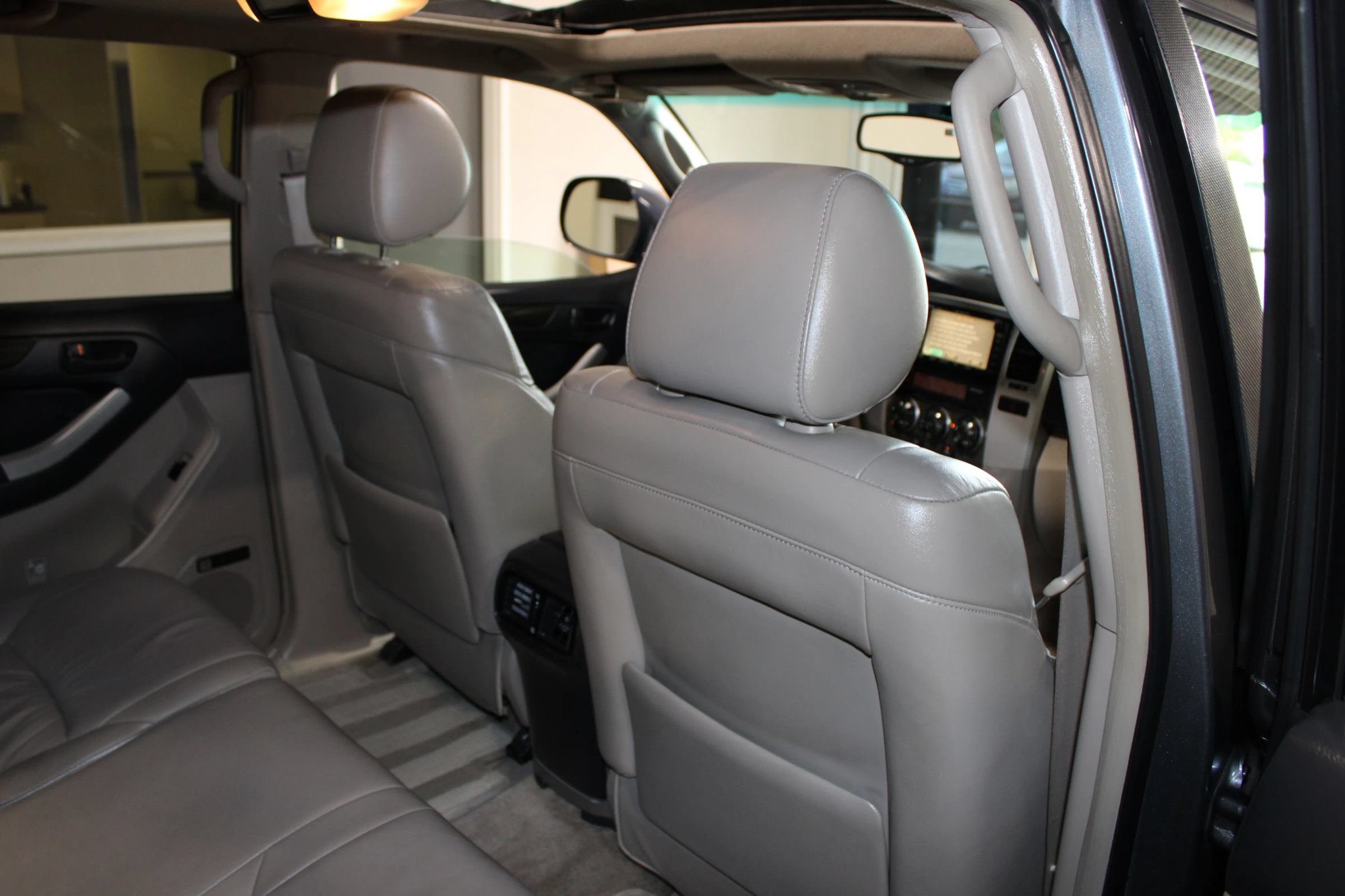 Used 2004 Toyota 4Runner Limited w/ Preferred Accessory Pkg RWD image 26