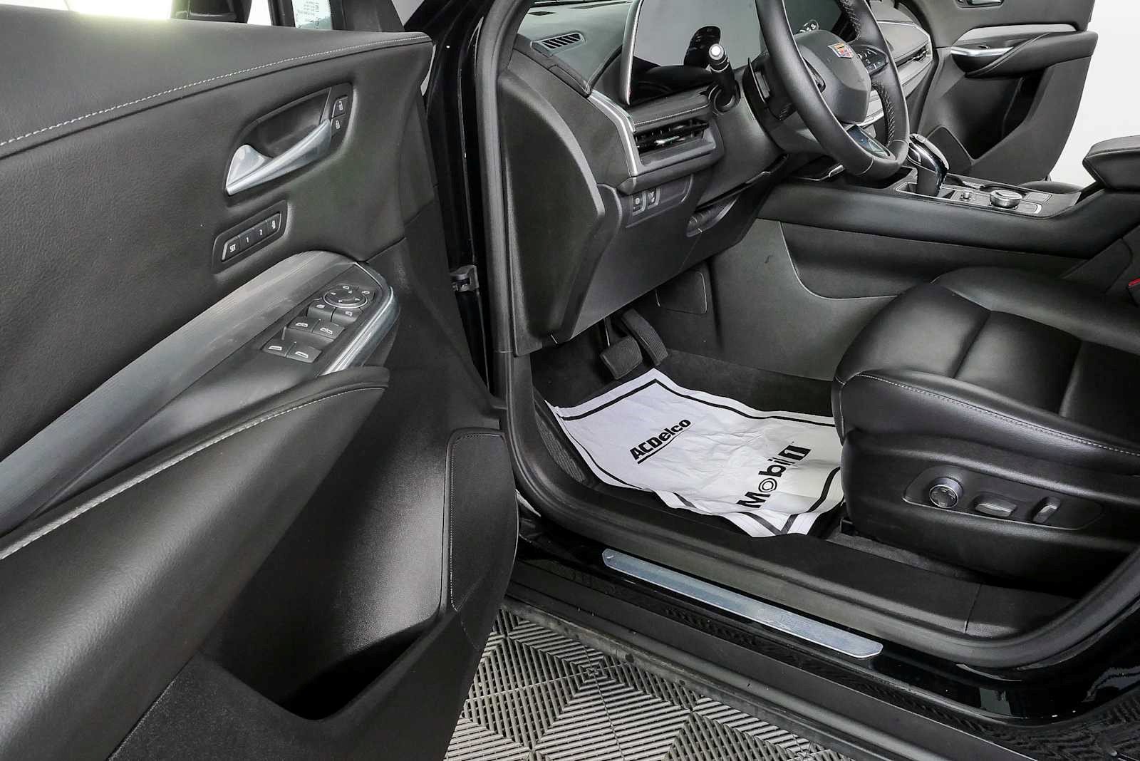Certified 2025 Cadillac XT4 Premium Luxury FWD image 6