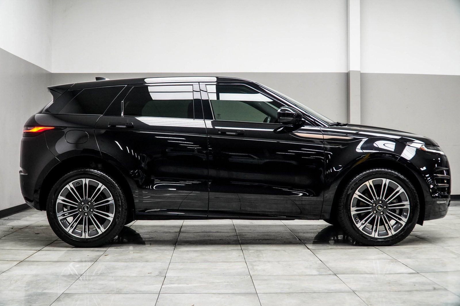 Used 2024 Land Rover Range Rover Evoque Dynamic SE image 7