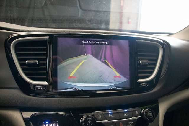 Used 2024 Chrysler Pacifica Touring-L image 34