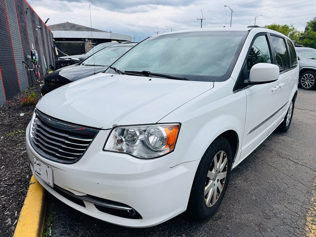 Used 2016 Chrysler Town & Country Touring FWD image 11