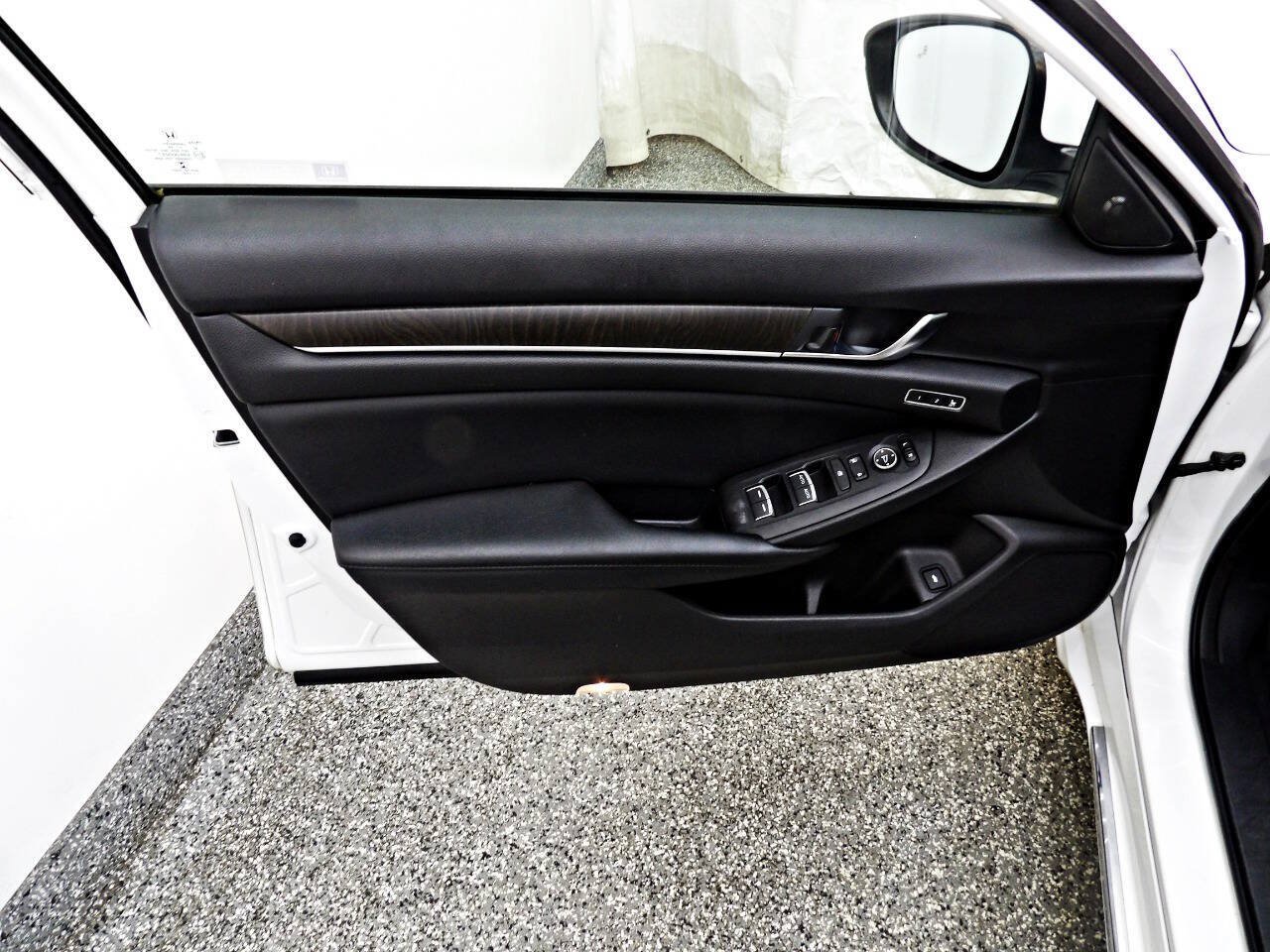 Used 2018 Honda Accord Touring image 7