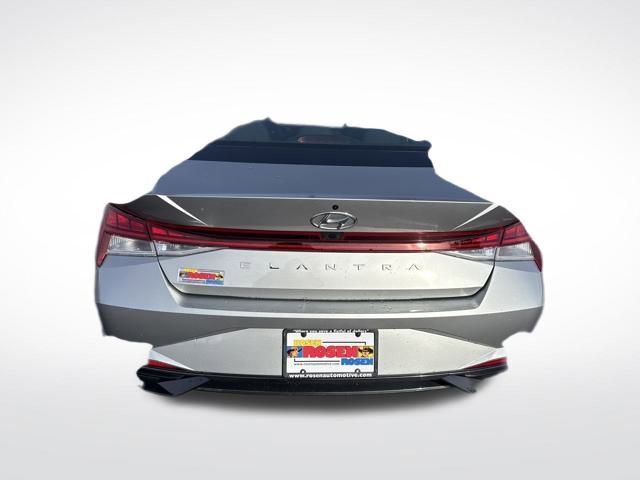 Used 2021 Hyundai Elantra SEL w/ Convenience + Premium Package image 4