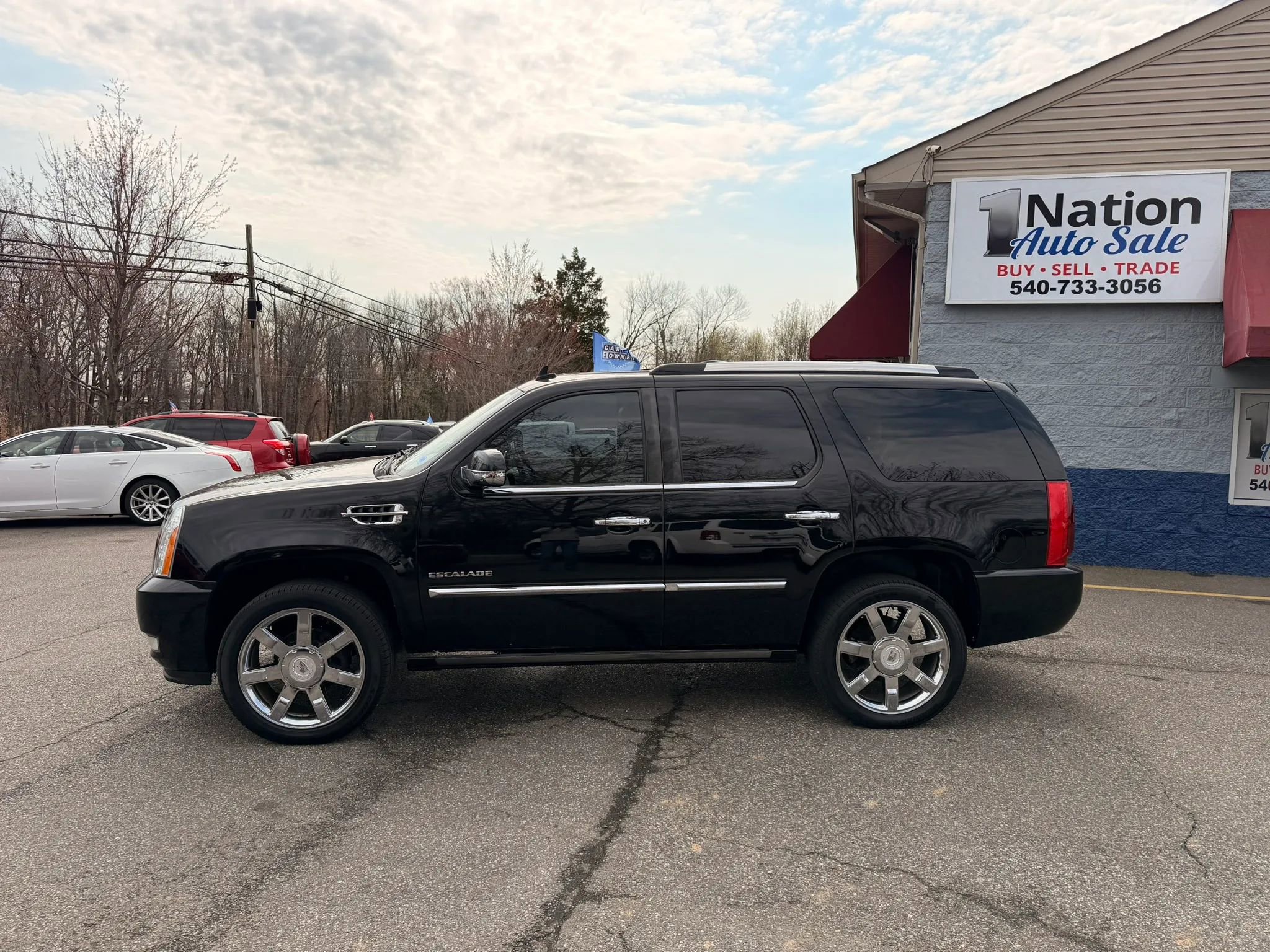 Used 2010 Cadillac Escalade Premium image 3