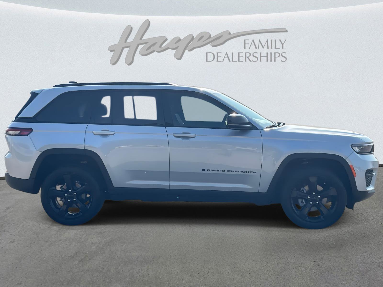 Used 2025 Jeep Grand Cherokee Altitude image 30