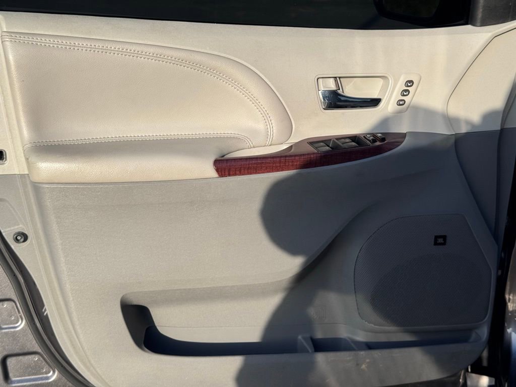 Used 2012 Toyota Sienna Limited w/ Premium Pkg image 20
