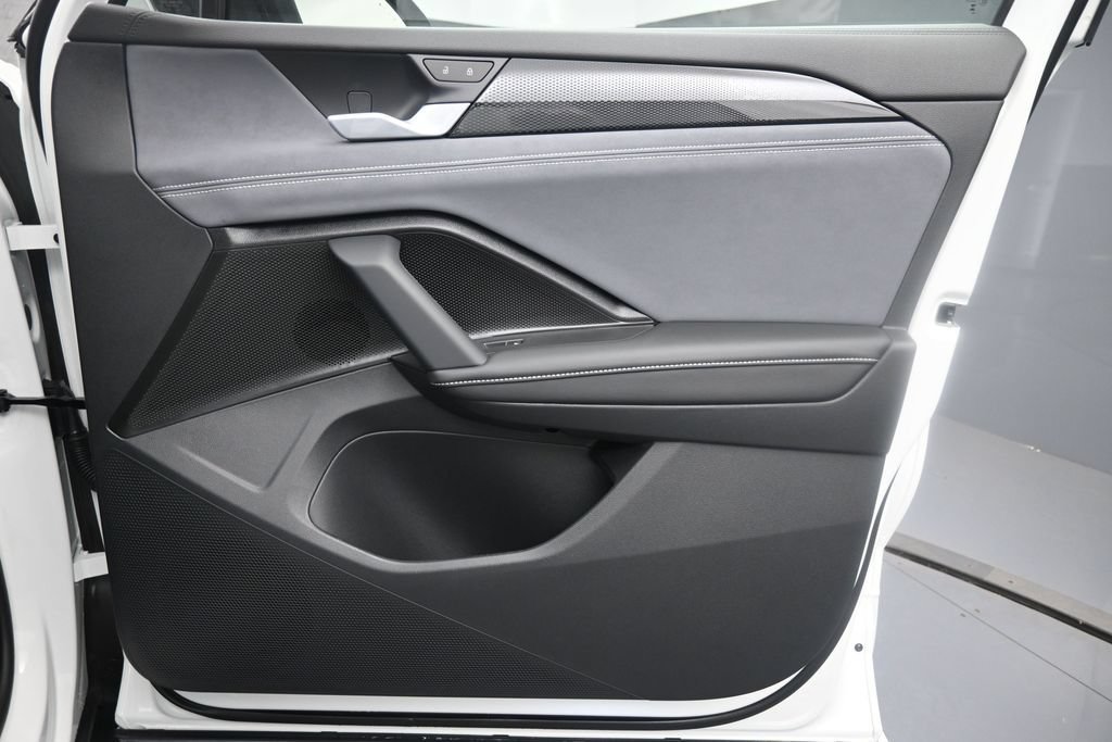 New 2026 Volkswagen Tiguan SE R-Line FWD image 31