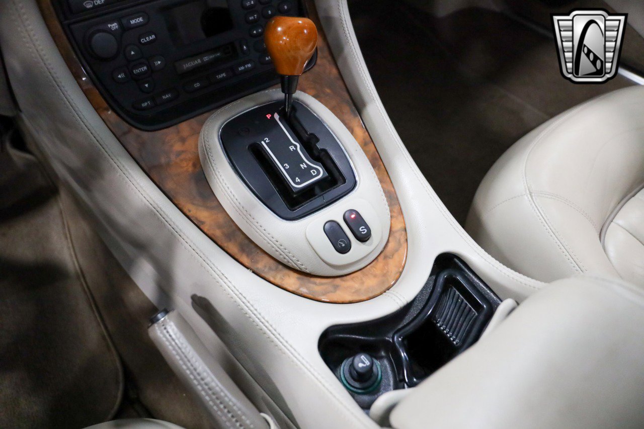 Used 2001 Jaguar XJ8 image 22