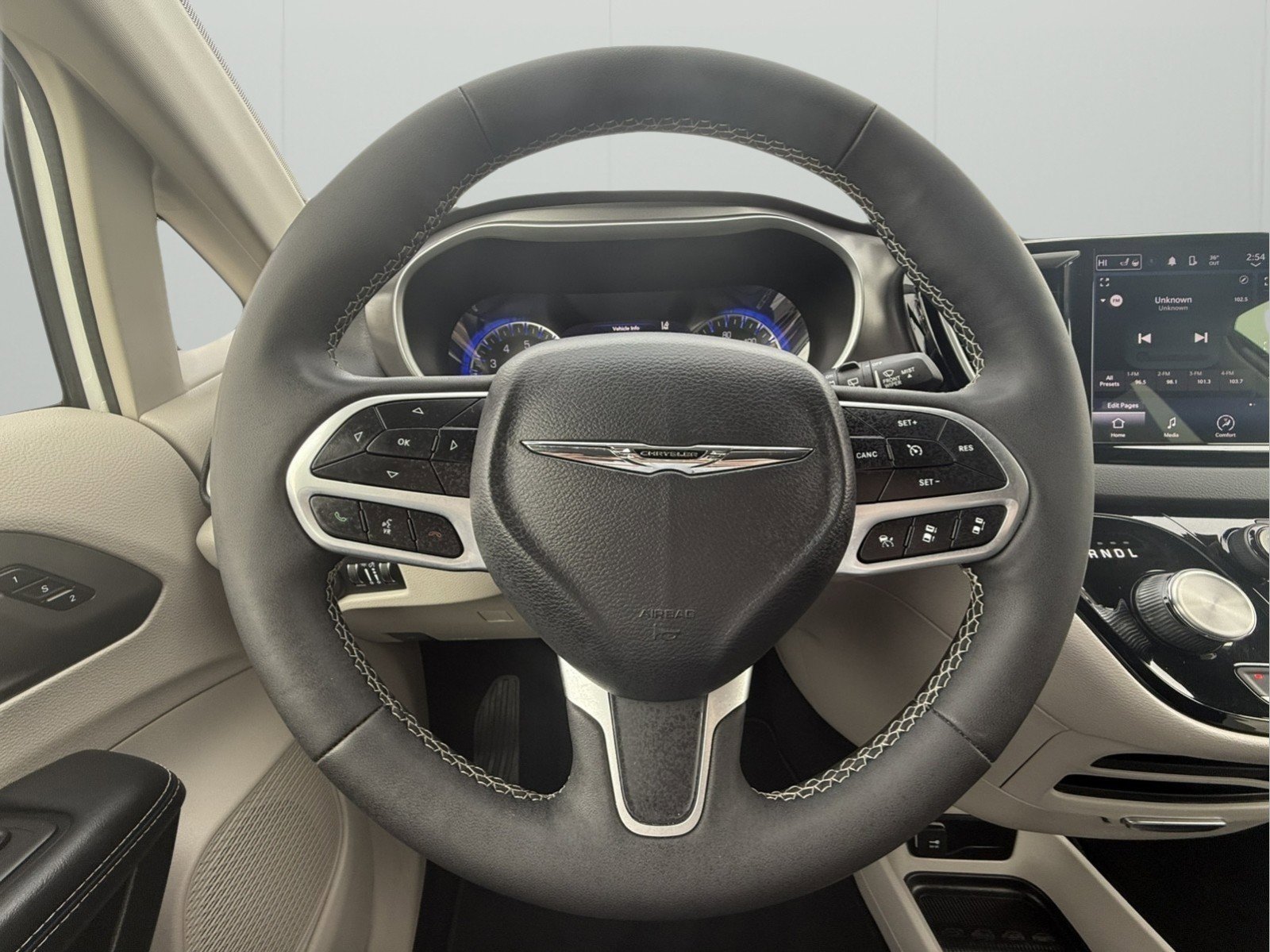 Used 2024 Chrysler Pacifica Touring-L image 15