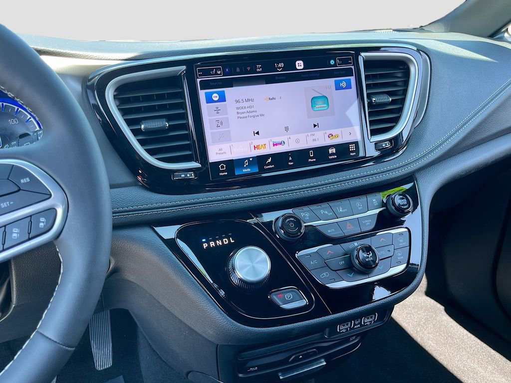 Certified 2025 Chrysler Pacifica Select w/ Uconnect Theater Family Group image 15