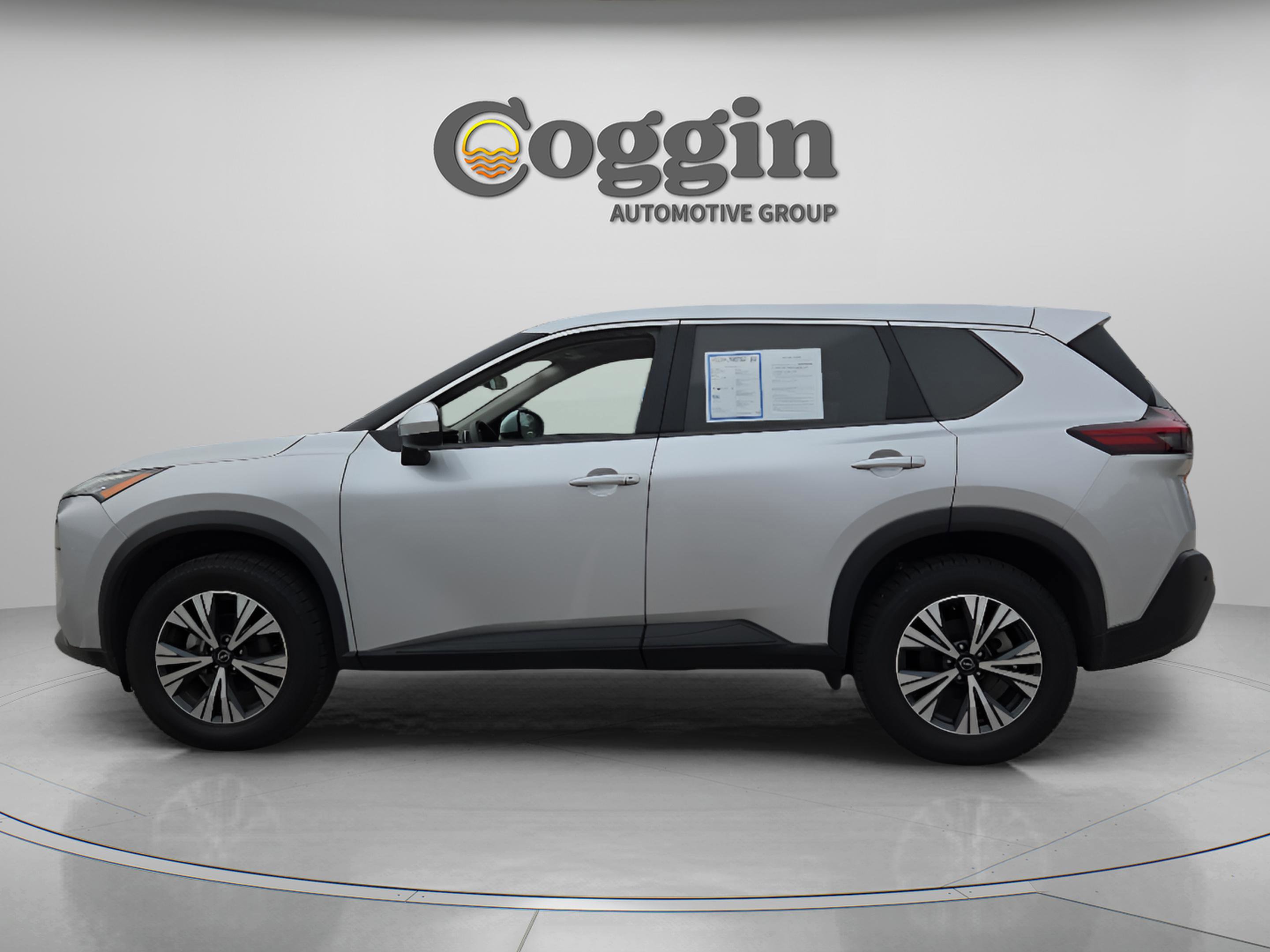 Used 2023 Nissan Rogue SV image 2